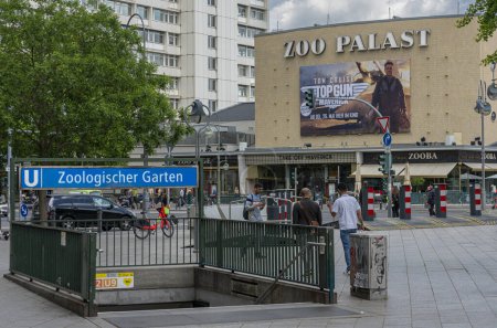 Téléchargez les photos : Camion serrure, arrêt de camion, Breitscheidplatz au niveau de l'ancien cinéma Zoo Palast - en image libre de droit