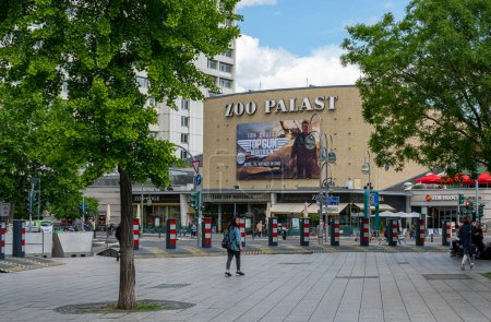 Téléchargez les photos : Camion serrure, arrêt de camion, Breitscheidplatz au niveau de l'ancien cinéma Zoo Palast - en image libre de droit