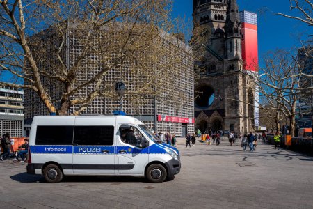 Foto de Vehículos de policía en el distrito del gobierno de Berlín representan la seguridad, Berlín, Alemania - Imagen libre de derechos