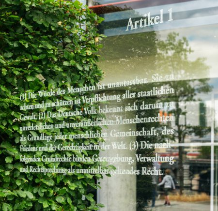 Téléchargez les photos : L'œuvre d'art Loi fondamentale 49 sur les vitres de la Jakob Kaiser Haus sur le Reichstagufer à Berlin - en image libre de droit