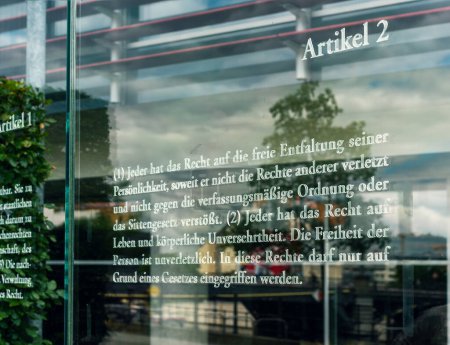 Téléchargez les photos : L'œuvre d'art Loi fondamentale 49 sur les vitres de la Jakob Kaiser Haus sur le Reichstagufer à Berlin - en image libre de droit