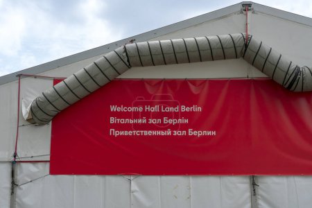 Téléchargez les photos : Hall d'accueil pour les réfugiés d'Ukraine devant la gare centrale de Berlin - en image libre de droit