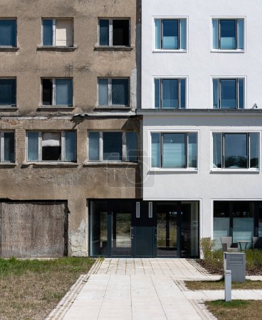 Téléchargez les photos : Vieux et modernisés blocs de maisons à Prora, Ruegen, Mecklembourg-Poméranie occidentale, Allemagne, mars 2022 - en image libre de droit