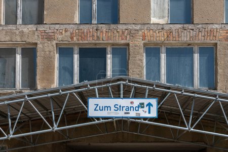 Téléchargez les photos : Vieux et modernisés blocs de maisons à Prora, Ruegen, Mecklembourg-Poméranie occidentale, Allemagne, mars 2022 - en image libre de droit