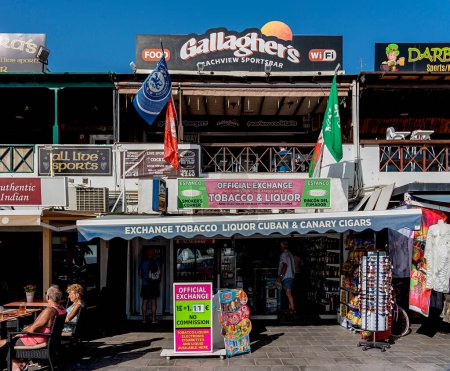 Foto de Tiendas y restaurantes en el paseo marítimo, Avenida de las Playas, Puerto del Carmen, Lanzarote, Islas Canarias, España - Imagen libre de derechos