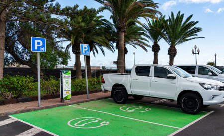 Téléchargez les photos : Parking vert avec borne de recharge Iberdrola pour voiture électrique, Lanzarote, Îles Canaries, Espagne - en image libre de droit