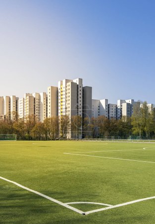 Campo de fútbol y rascacielos en la zona residencial Mrkisches Viertel en Berlín Reinickendorf, Berlín, Alemania