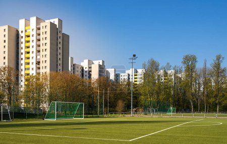 Téléchargez les photos : Terrain de football et gratte-ciel dans le quartier résidentiel Mrkisches Viertel à Berlin Reinickendorf, Berlin, Allemagne - en image libre de droit