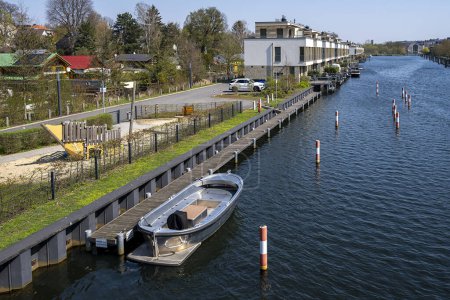Téléchargez les photos : Nouveau quartier résidentiel et jardin d'allotissement à Tegeler Hafen, Berlin, Allemagne - en image libre de droit