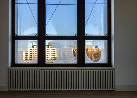 Condensación en las ventanas del Martin Gropius Bau, vista de Wilhelmstrasse y Berlín-Kreuzberg, Berlín, Alemania
