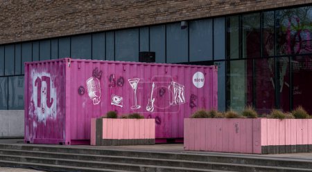 conteneur publicitaire violet, Hotel nhow, Alt-Stralau, Berlin, Allemagne