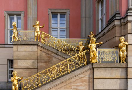 Putti dorado en la escalera de la bandera en el parlamento estatal, Potsdam, Brandeburgo, Alemania