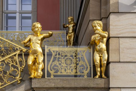 Putti dorado en la escalera de la bandera en el parlamento estatal, Potsdam, Brandeburgo, Alemania