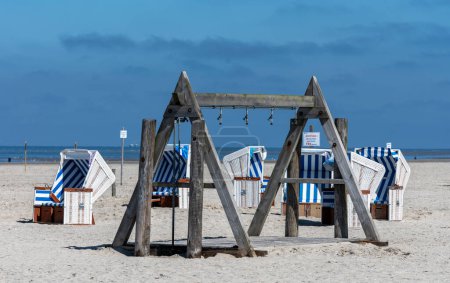 Chaises de plage et panneaux d'information sur la plage de sable de la mer du Nord, Sankt-Peter-Ording, Schleswig-Holstein, Allemagne
