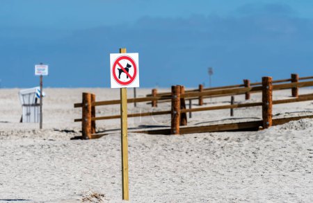 Sillas de playa y letreros informativos en la playa de arena del Mar del Norte, Sankt-Peter-Ording, Schleswig-Holstein, Alemania