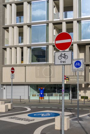 Téléchargez les photos : Photo symbolique sur les rues cyclables de Berlin, Niederwallstrasse et Hausvogteiplatz, Berlin-Mitte, Allemagne - en image libre de droit