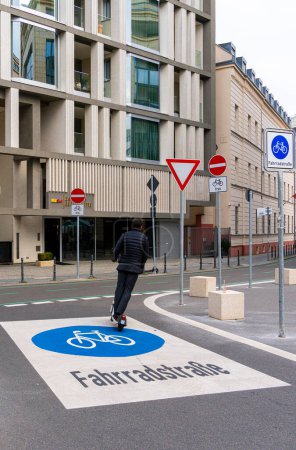Téléchargez les photos : Photo symbolique sur les rues cyclables de Berlin, Niederwallstrasse et Hausvogteiplatz, Berlin-Mitte, Allemagne - en image libre de droit