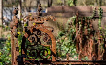 Lápida oxidada, cementerio 1 de la Evangelische Georgen-Parochialgemeinde, Greifswalder Strae, Berlín, Alemania