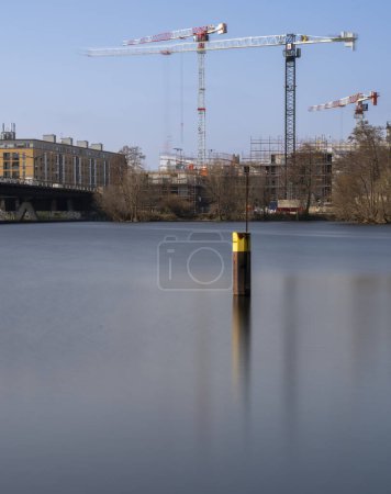 Longue exposition, chantier de construction sur le Havel à Berlin-Spandau, Allemagne