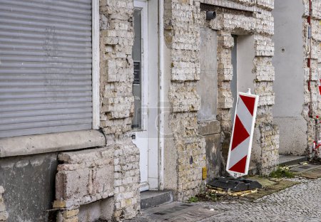 Foto de Fachada sin enlucir de un antiguo edificio en Berlin-Charlottenburg, Berlin, Alemania - Imagen libre de derechos