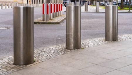 Foto de Pilonas en la zona de seguridad, Ministerio de Asuntos Exteriores, entrada al aparcamiento subterráneo, Berlín, Alemania - Imagen libre de derechos