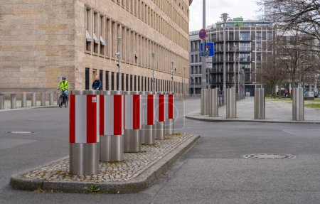 Foto de Pilonas en la zona de seguridad, Ministerio de Asuntos Exteriores, entrada al aparcamiento subterráneo, Berlín, Alemania - Imagen libre de derechos