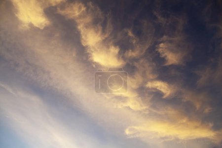 Téléchargez les photos : Ciel nuageux dramatique avant le coucher du soleil dans des gradations claires à sombres. - en image libre de droit