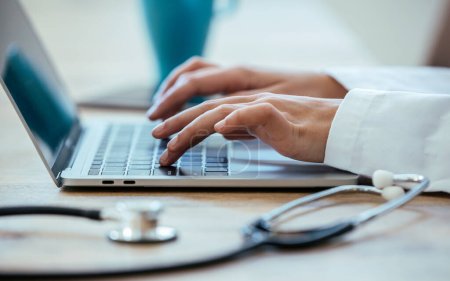Téléchargez les photos : Gros plan de jeunes femmes médecins travaillant avec son ordinateur en consultation médicale - en image libre de droit