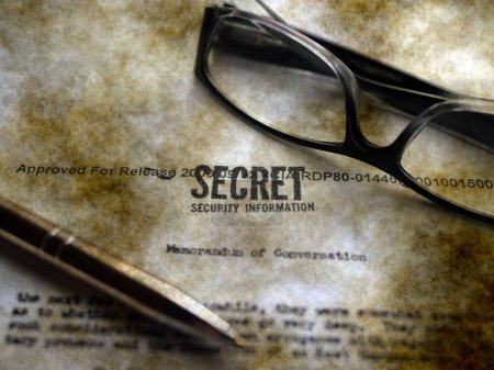 Primer plano del documento clasificado alto secreto