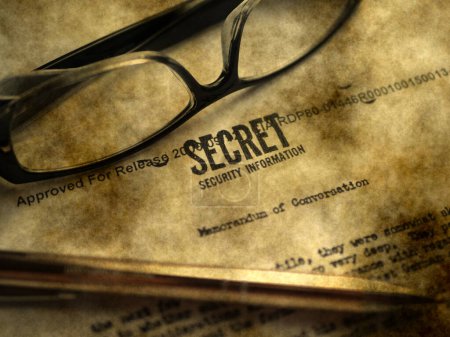 Primer plano del documento clasificado alto secreto