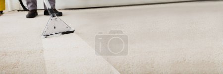 Foto de Limpieza profesional de alfombras. Sucio alfombra aspiradora - Imagen libre de derechos