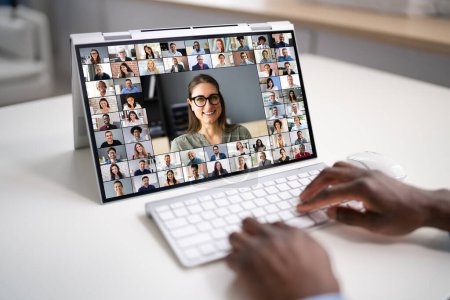 Téléchargez les photos : Réunion de vidéoconférence virtuelle Chat sur ordinateur portable hybride - en image libre de droit