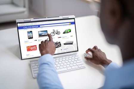 Foto de Compra Online de Comercio Electrónico en Ordenador Portátil Convertible o Tableta - Imagen libre de derechos