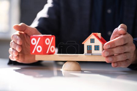 Foto de Concepto de porcentaje de saldo y préstamo de las tasas de interés de la casa - Imagen libre de derechos
