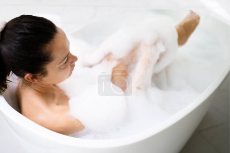 Foto de Hermosa mujer cuerpo spa cuidado en blanco baño - Imagen libre de derechos