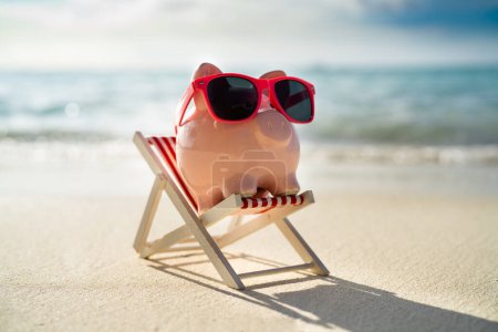 Téléchargez les photos : Pink Piggy Bank objet en vacances à la plage - en image libre de droit