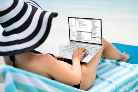 Foto de Software Developer Writing Computer Code. Trabajando desde la playa - Imagen libre de derechos