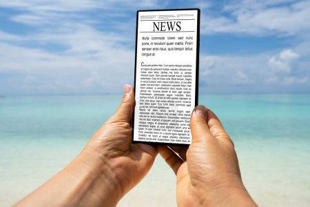 Téléchargez les photos : Femme lecture E-livre sur tablette à la plage - en image libre de droit