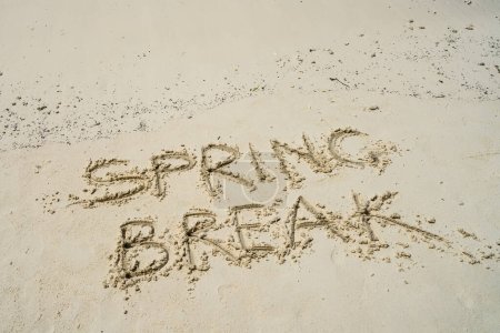Téléchargez les photos : Spring Break Mots sur le sable à la plage - en image libre de droit