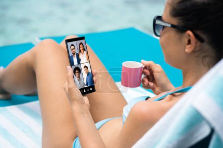 Téléchargez les photos : Formation en vidéoconférence Elearning Videochat On Mobile Phone - en image libre de droit