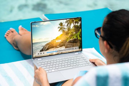Foto de Ver vídeo en línea en Tablet PC de vacaciones - Imagen libre de derechos