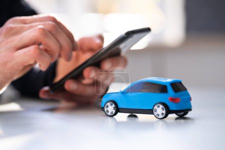 Téléchargez les photos : Acheter et vendre de l'assurance auto en ligne sur téléphone - en image libre de droit