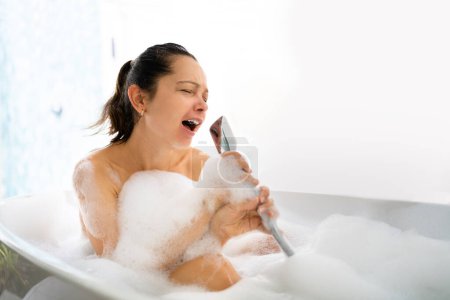 Foto de Salud de la piel limpia de la mujer y baño de spa. Cantando a la música - Imagen libre de derechos