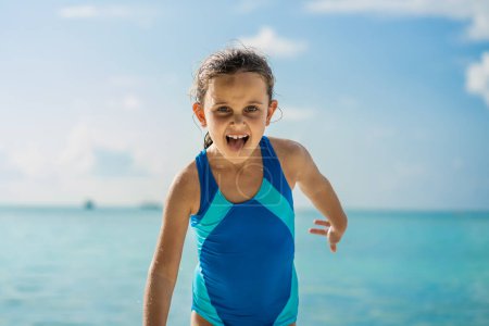 Foto de Niño feliz divertirse en la playa juguetón niño persona - Imagen libre de derechos