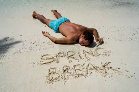 Téléchargez les photos : Drunk Travel Beach Party. Mode de vie de vacances drôle - en image libre de droit