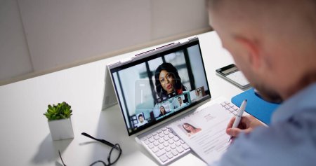 Téléchargez les photos : Entrevue d'emploi virtuelle Webdiffusion par vidéoconférence en ligne - en image libre de droit