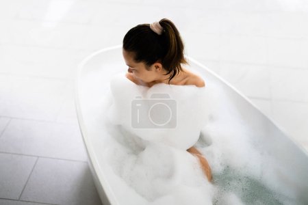 Foto de Hermosa mujer cuerpo spa cuidado en blanco baño - Imagen libre de derechos