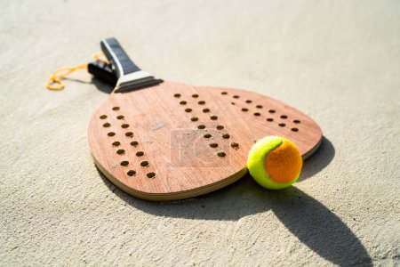 Téléchargez les photos : Fun Beach Sport Object. Équipement de loisirs de tennis de sable - en image libre de droit