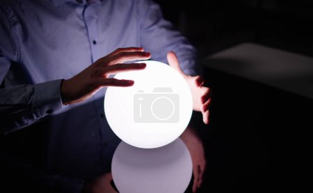 Foto de Predicción psíquica futuro usando bola de cristal. Visionario de negocios - Imagen libre de derechos