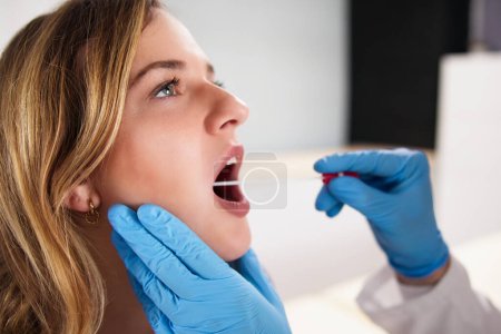 Téléchargez les photos : Test ADN du tampon buccal pour la maladie. Vérification de la salive - en image libre de droit